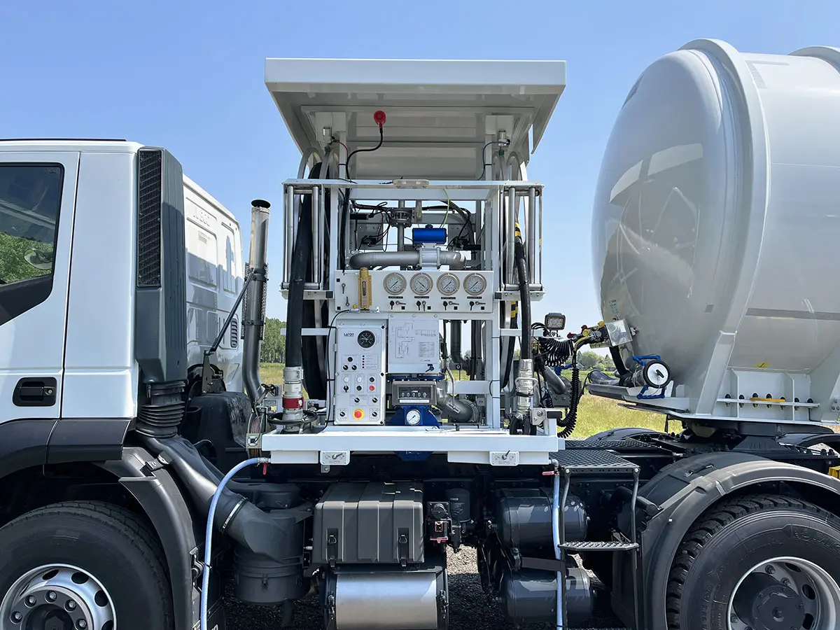 Iveco Trakker AD720T44TH / Magyar SMFF JET-A1 3-Axle Aviation Fuel Tank Trailer 7