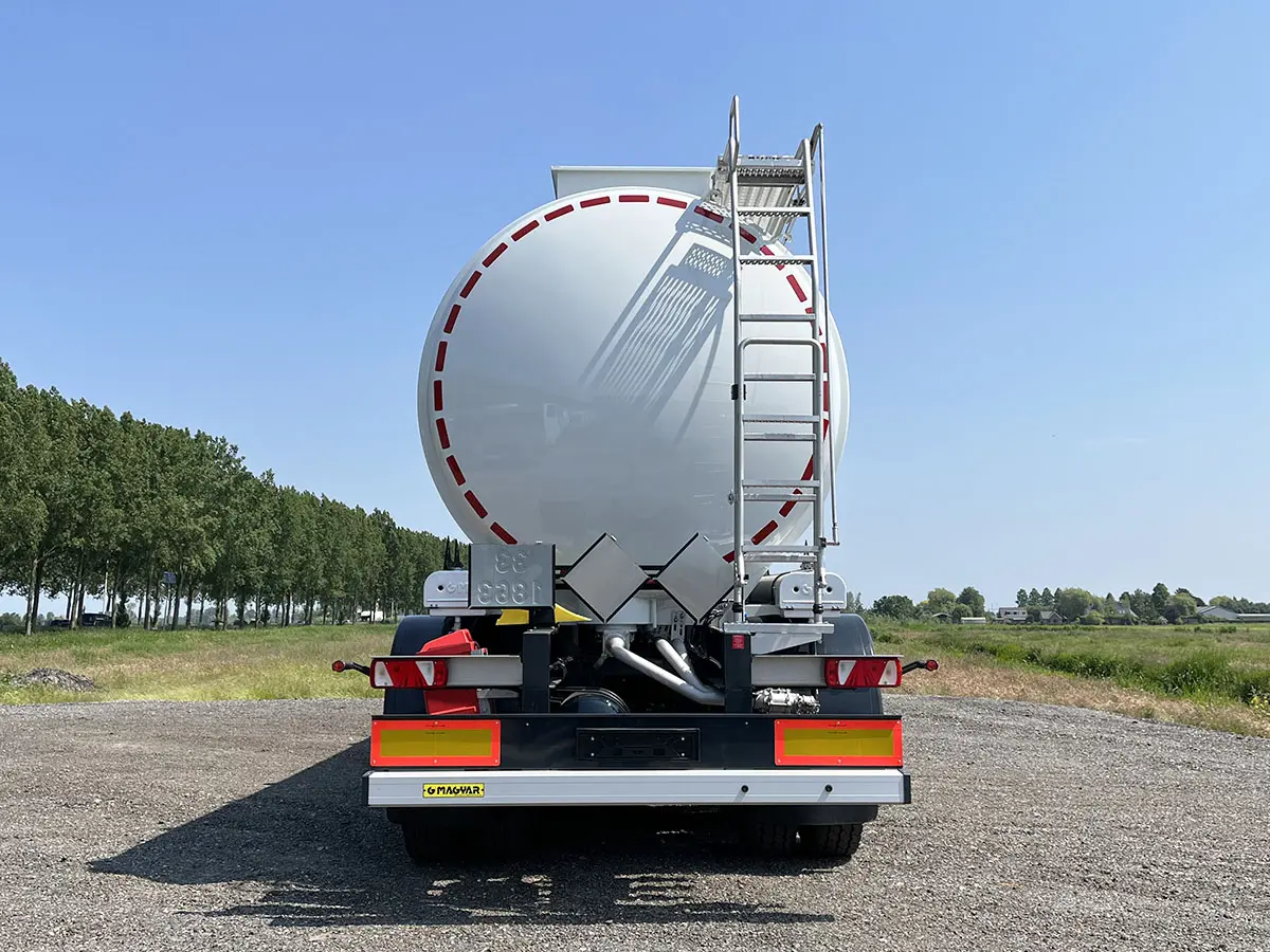 Iveco Trakker AD720T44TH / Magyar SMFF JET-A1 Semi-remorque de réservoir de carburant d'aviation 3-Essieux 12