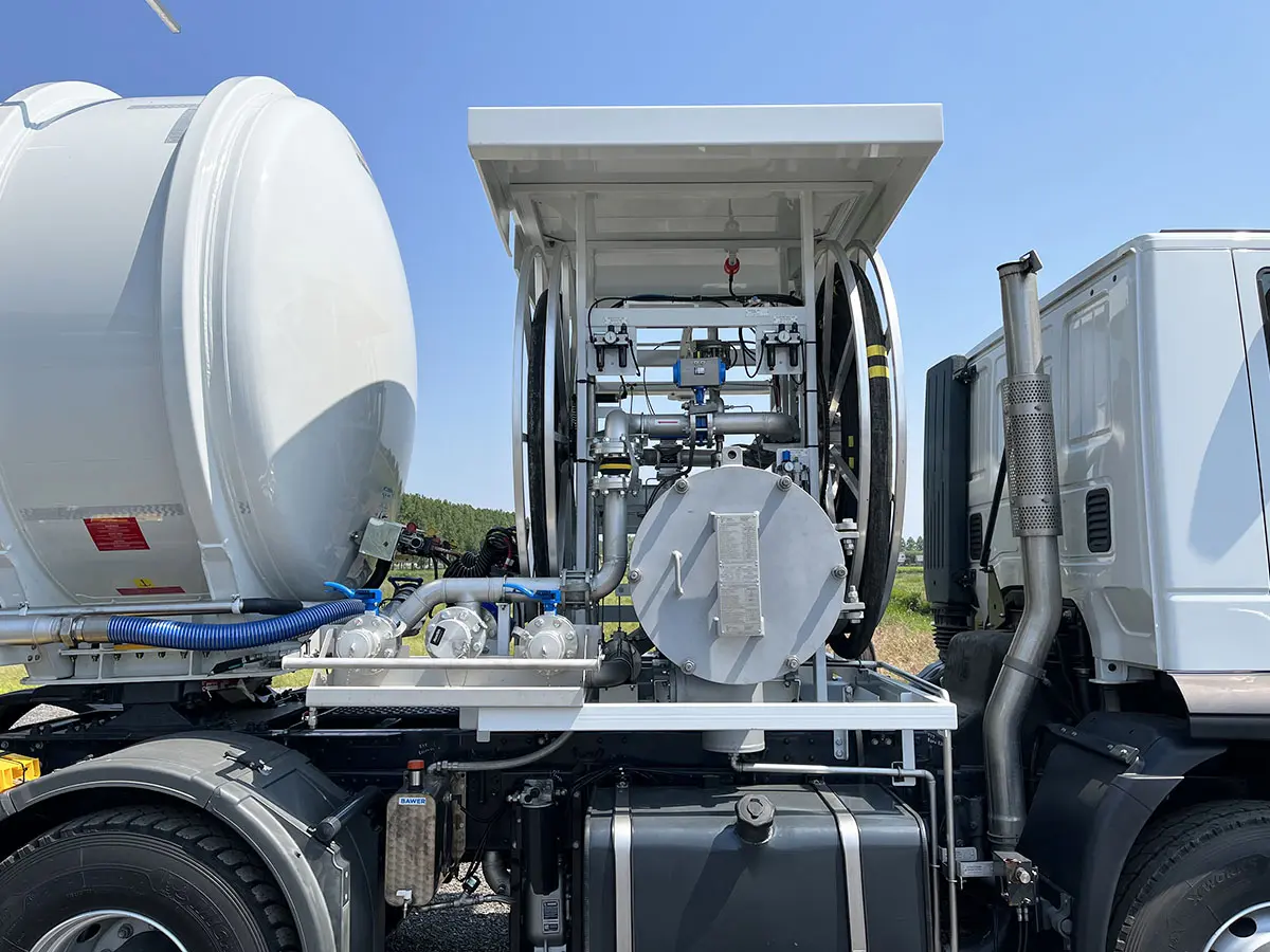 Iveco Trakker AD720T44TH / Magyar SMFF JET-A1 3-Axle Aviation Fuel Tank Trailer 15