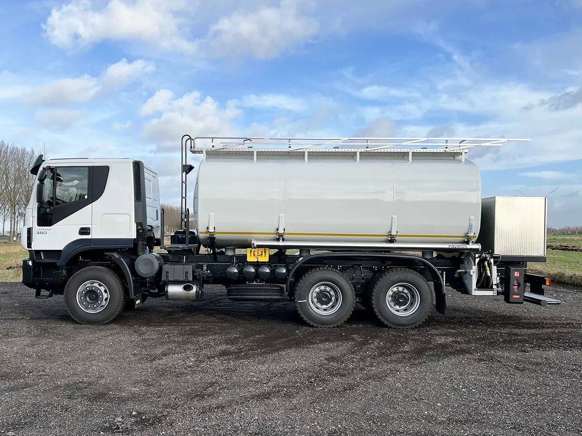 Iveco Trakker AT380T38H Camion citerne à carburant 6x4 2
