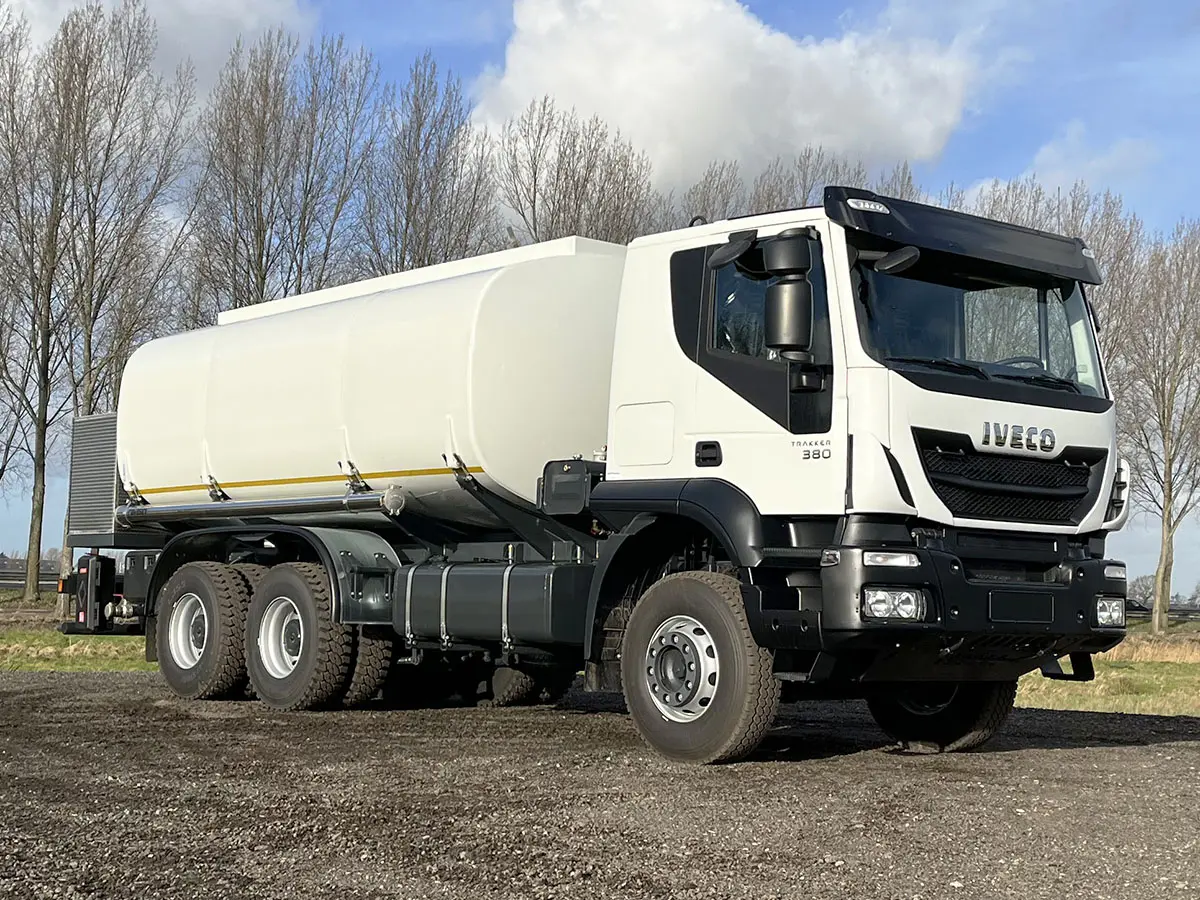 Iveco Trakker AT380T38H Camion citerne à carburant 6x4 4