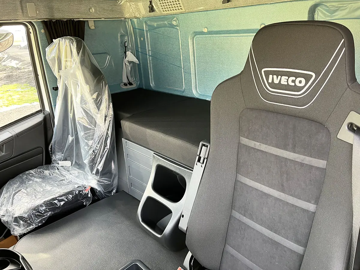 Iveco Trakker AT380T38H Camion citerne à carburant 6x4 10