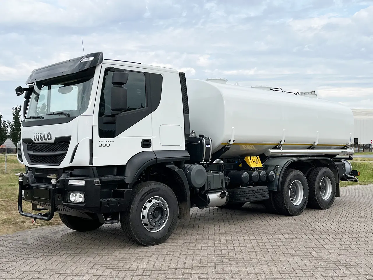 Iveco Trakker AT380T38H 6x4 Water Tank Truck 1