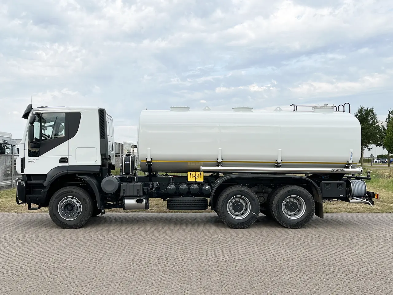 Iveco Trakker AT380T38H 6x4 Water Tank Truck 2