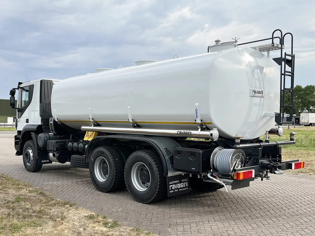 Iveco Trakker AT380T38H 6x4 Water Tank Truck 3
