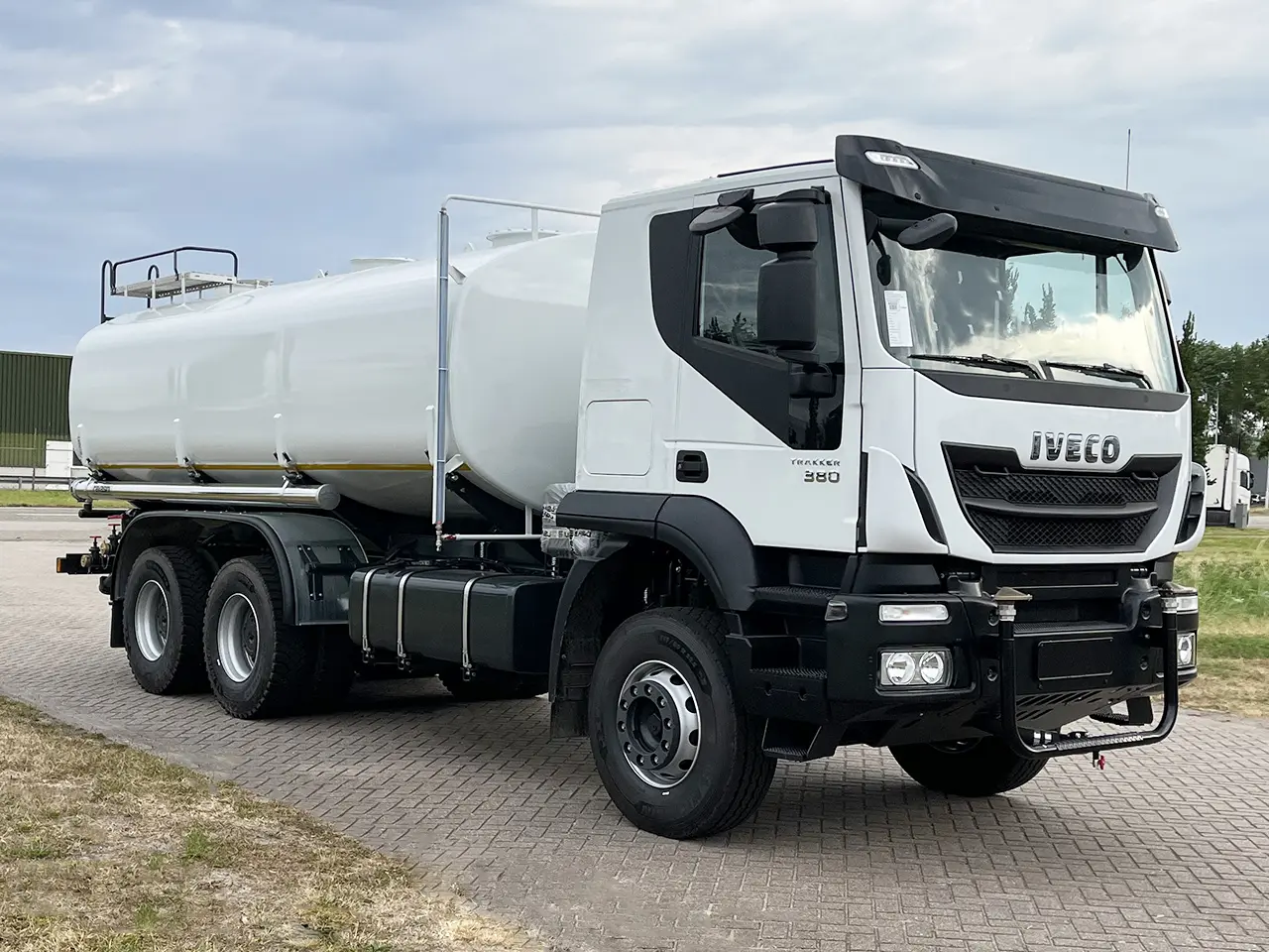 Iveco Trakker AT380T38H 6x4 Water Tank Truck 4