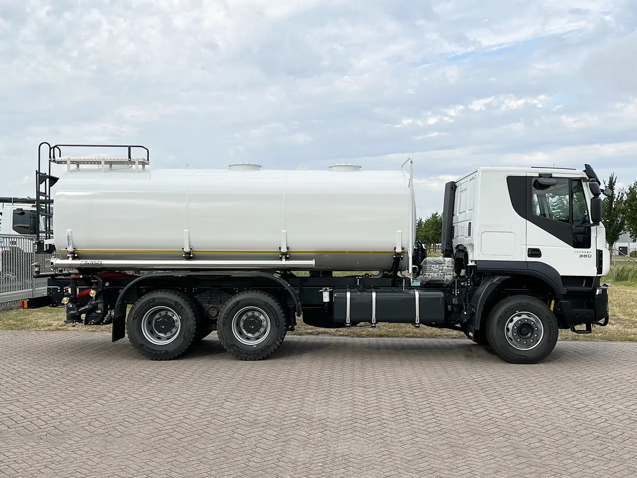 Iveco Trakker AT380T38H 6x4 Water Tank Truck 5