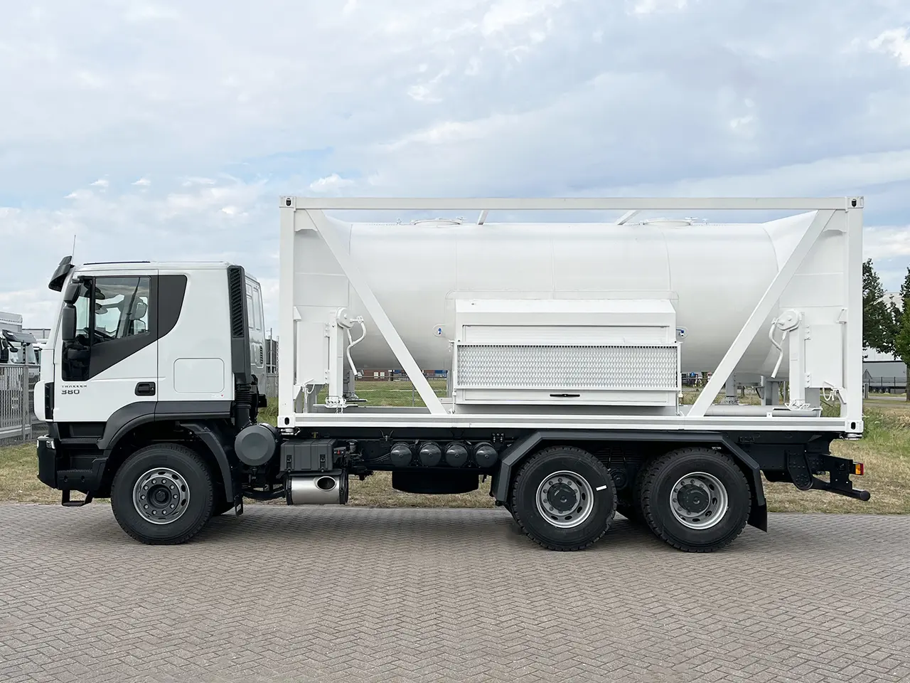 Iveco Trakker AT380T38H 6x4 Water Tank Truck 2