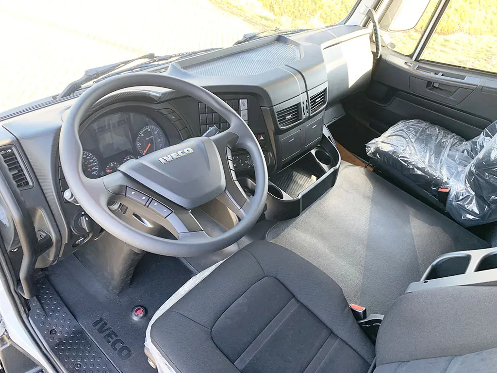 Iveco Trakker AT720T42TH AT 6x4 Tractor Head 8