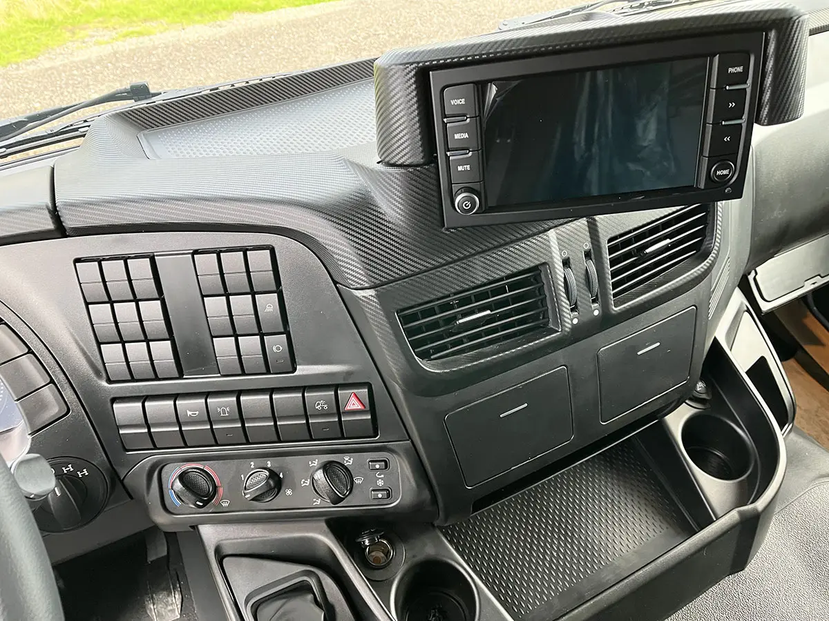Iveco Trakker AT720T48TH Tractor Head 6x4 11