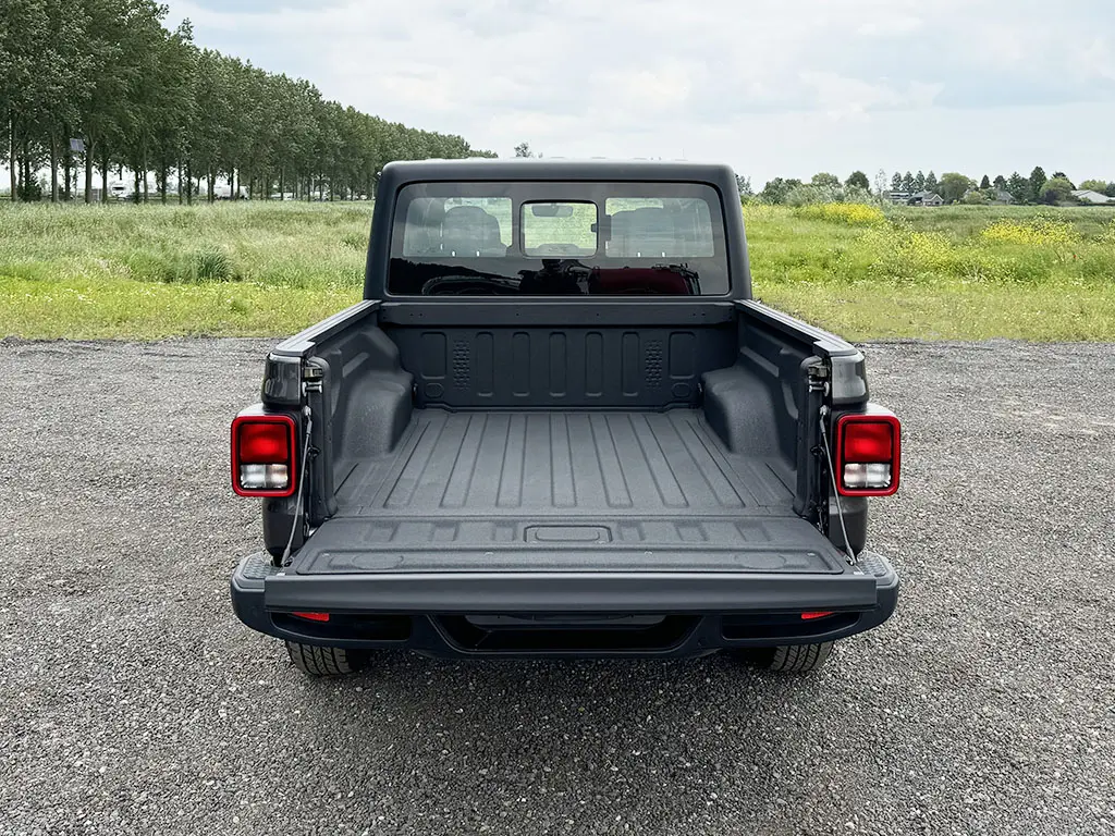 Jeep Gladiator Sport Sports Utility Vehicle (SUV) 4x4 13