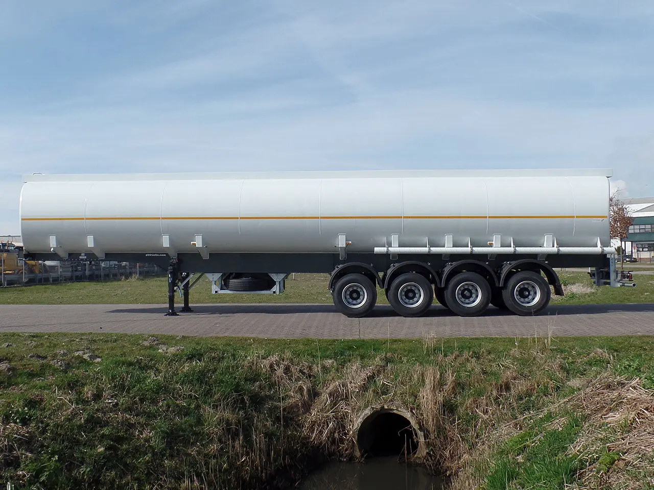 Lindner-Fischer TSA 60 SD 4-Axle Fuel Tank Trailer 2