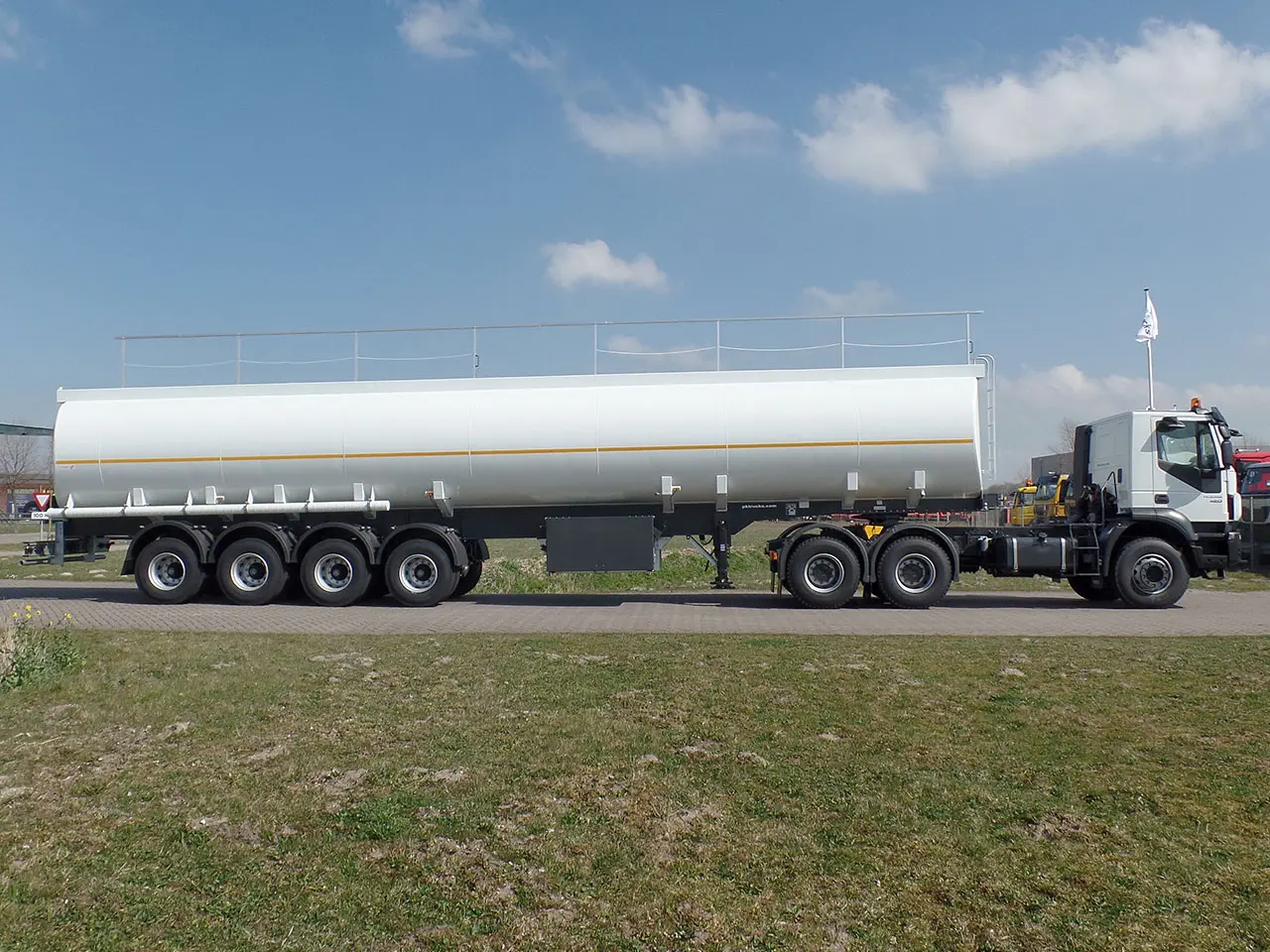Lindner-Fischer TSA 60 SD 4-Axle Fuel Tank Trailer 7