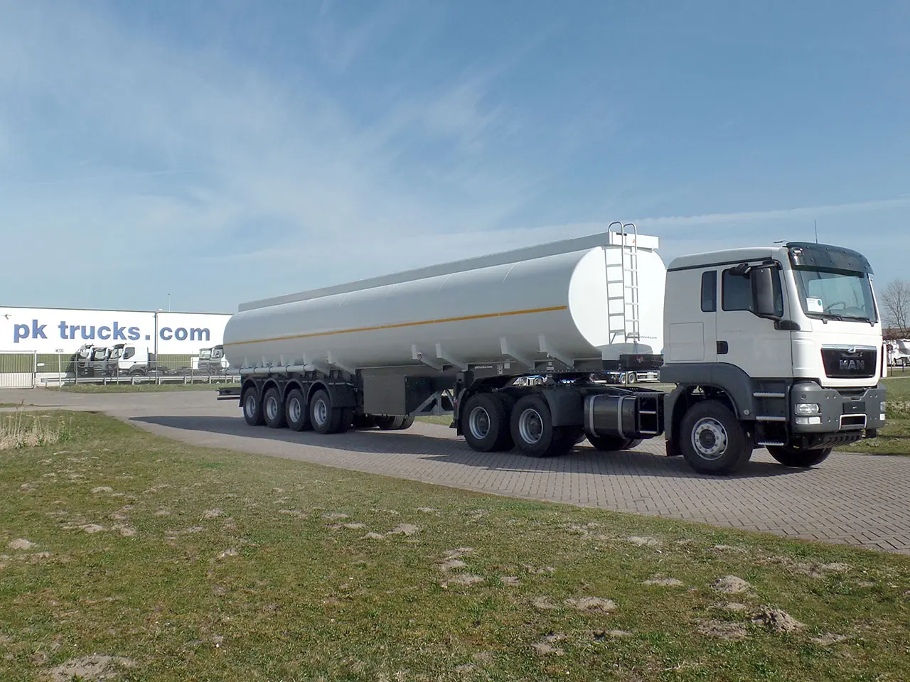 Lindner-Fischer TSA 60 SD 4-Axle Fuel Tank Trailer 9