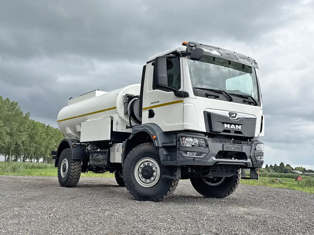 MAN TGM 18.250 BB Camion citerne à carburant 4x4 4