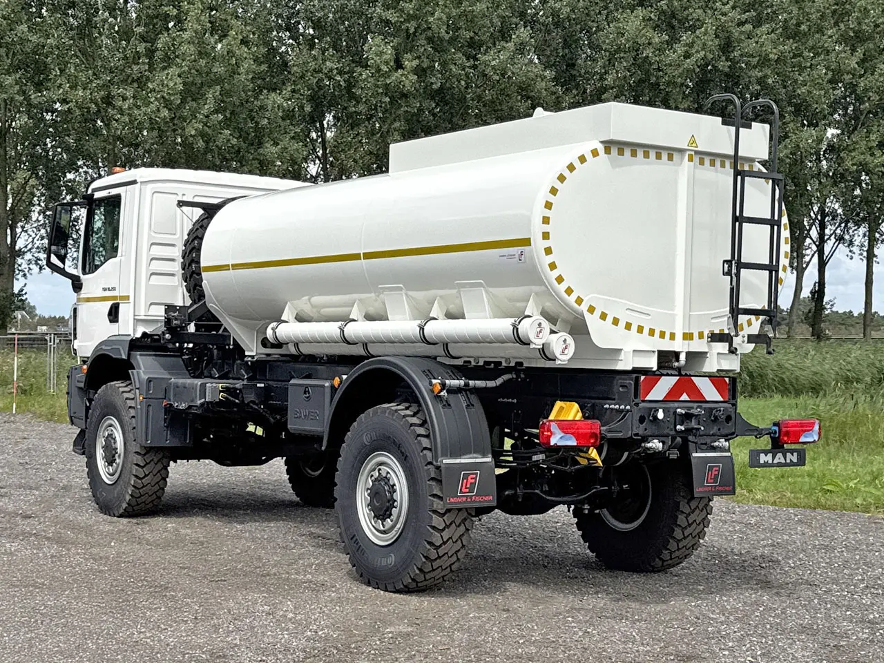 MAN TGM 18.250 BB Camion citerne à carburant 4x4 6