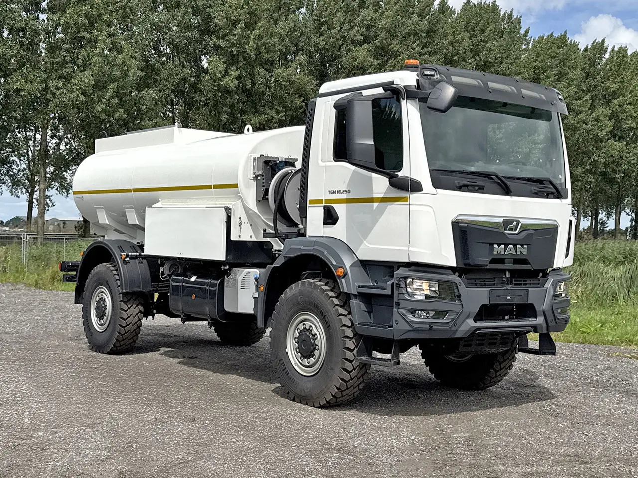 MAN TGM 18.250 BB Camion citerne à carburant 4x4 8