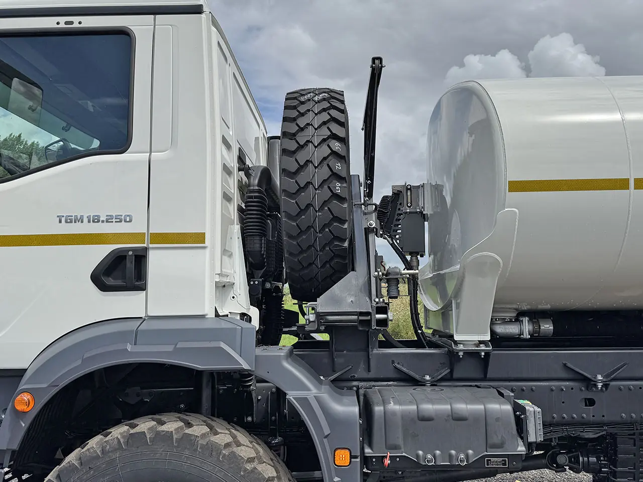 MAN TGM 18.250 BB Camion citerne à carburant 4x4 14