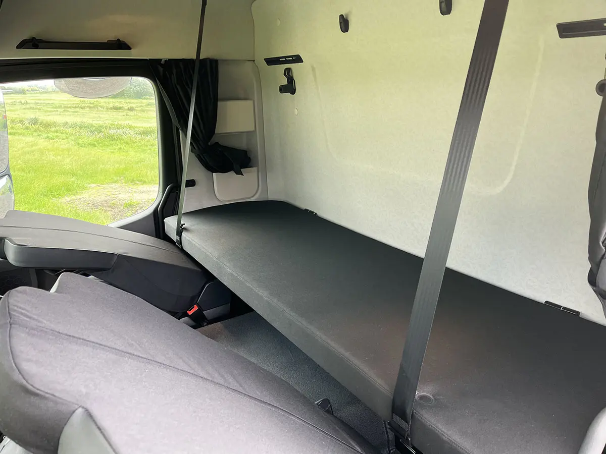 Mercedes-Benz Arocs 2033-A 4x4 Chassis Cabin 11