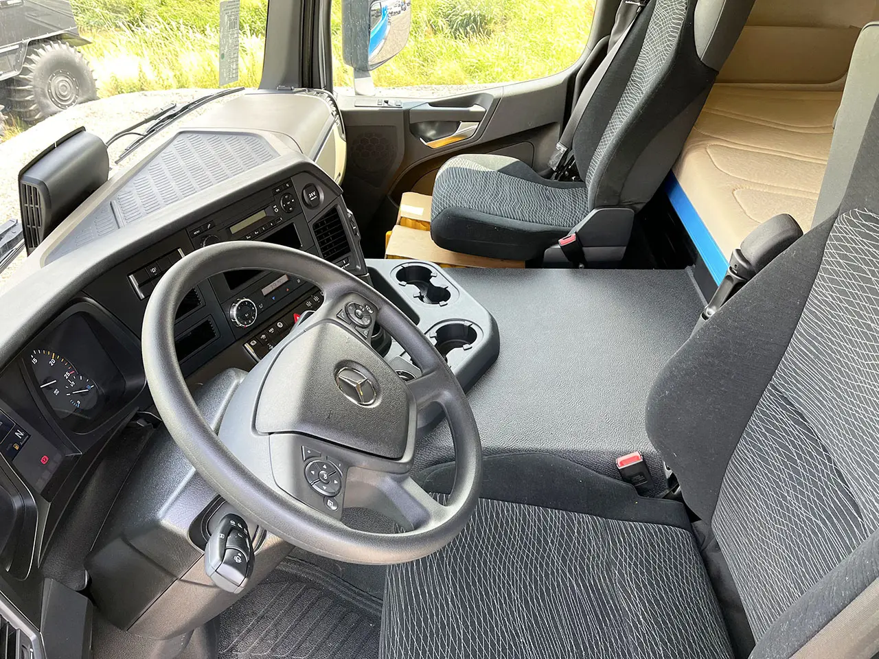 Mercedes-Benz Arocs 4142-AK 8x8 Chassis Cabin 7