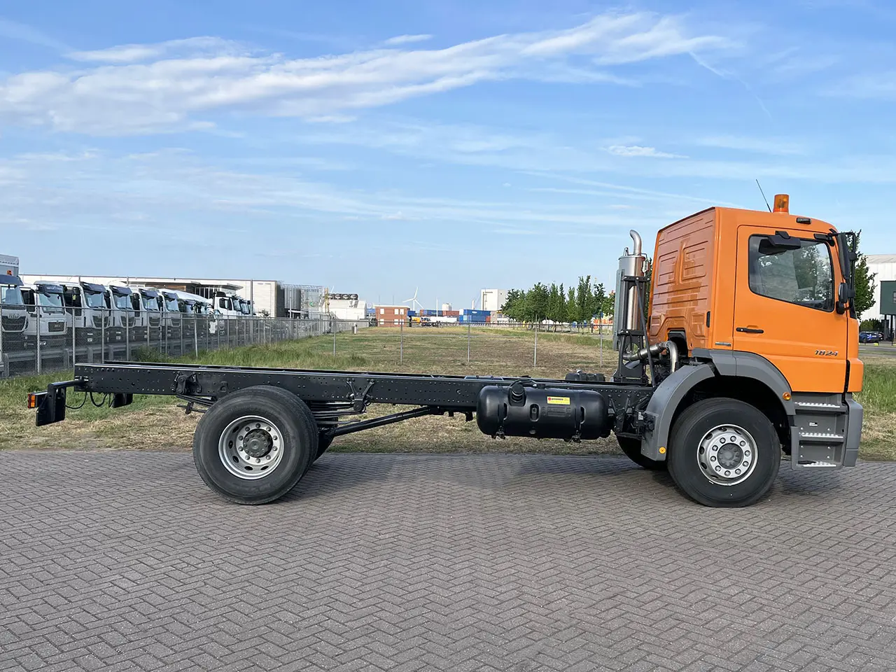 Mercedes-Benz Axor 1824 4x2 Chassis Cabin 5