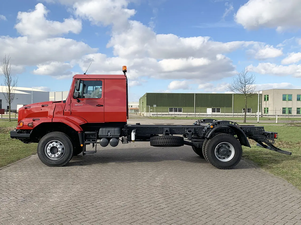 Mercedes-Benz Zetros 2042 4x2 Chassis Cabin 2