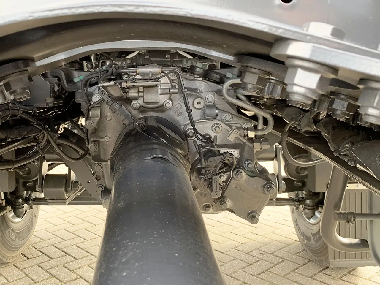 Mercedes-Benz Zetros 2042 4x2 Chassis Cabin 12