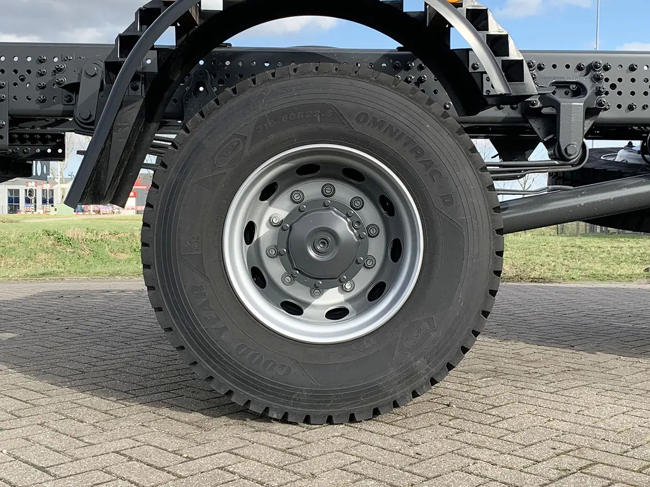 Mercedes-Benz Zetros 2042 4x2 Chassis Cabin 13