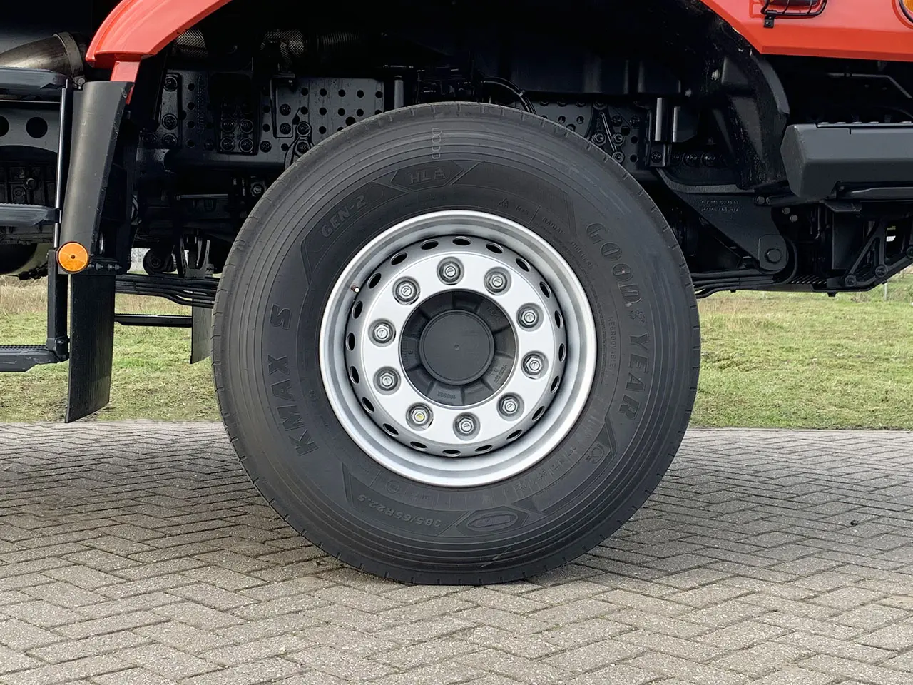 Mercedes-Benz Zetros 2045 4x2 Chassis Cabin 14