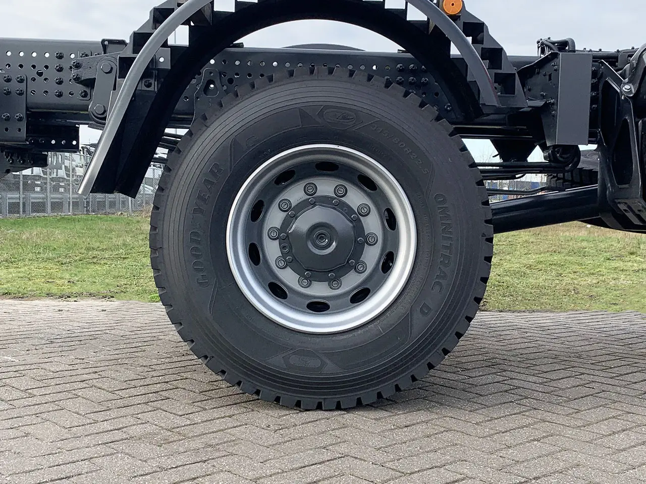 Mercedes-Benz Zetros 2045 4x2 Chassis Cabin 15