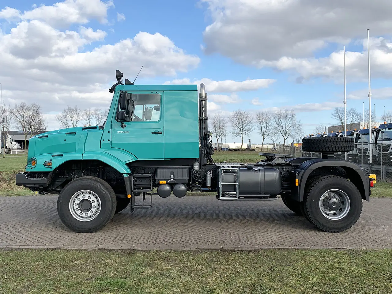 Mercedes-Benz Zetros 2045-S 4x2 Tractor Head