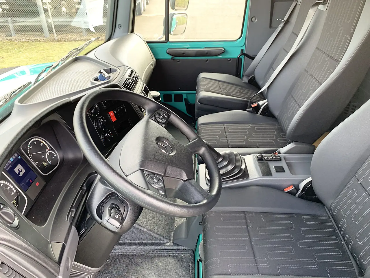 Mercedes-Benz Zetros 2045-S 4x2 Tractor Head 7