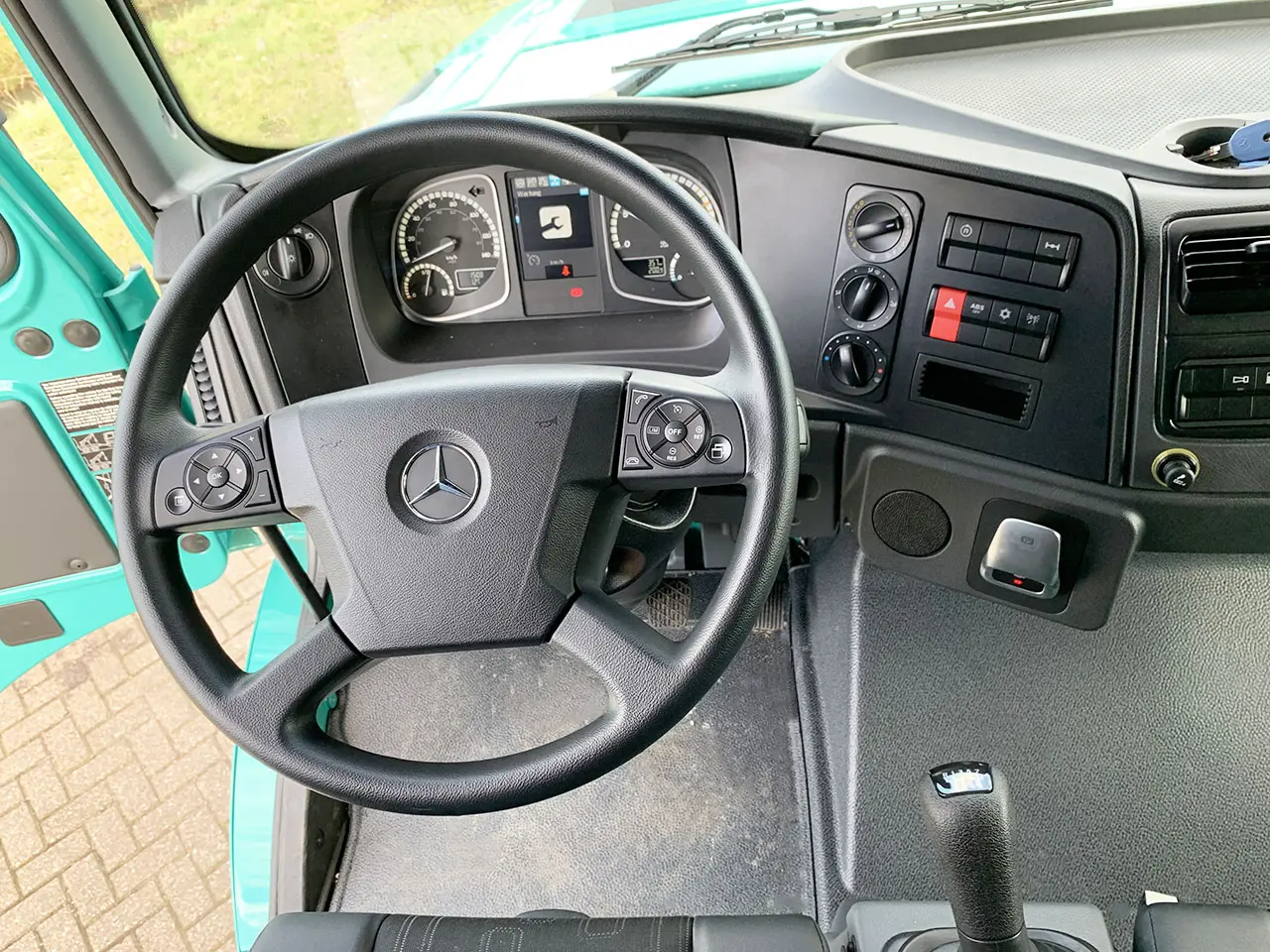 Mercedes-Benz Zetros 2045-S Tractor Head 4x2 9