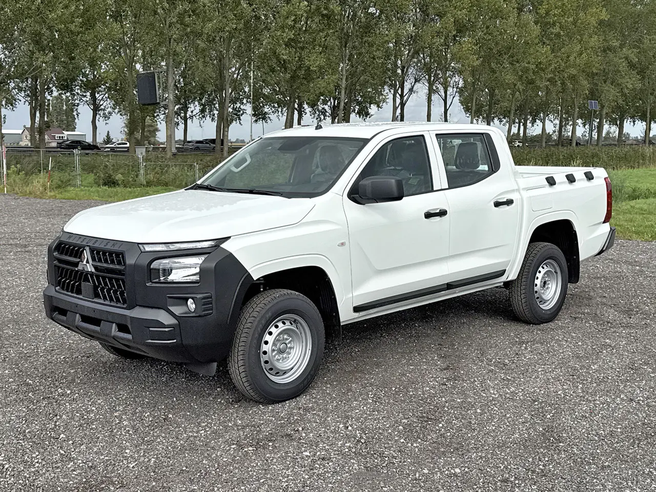 Mitsubishi L200 GL 4x4 Double Cab Pick-up 1