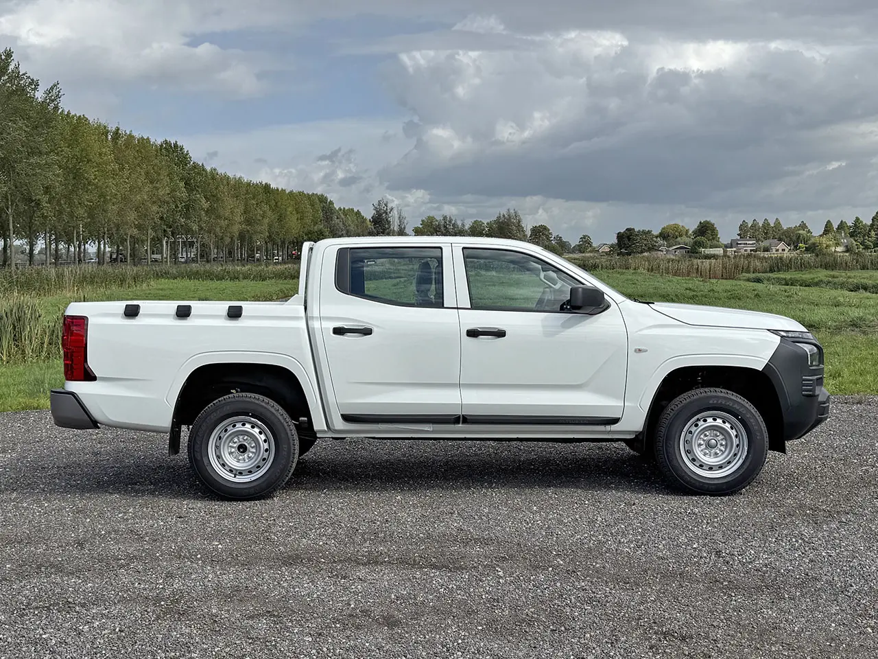 Mitsubishi L200 GL 4x4 Double Cab Pick-up 5