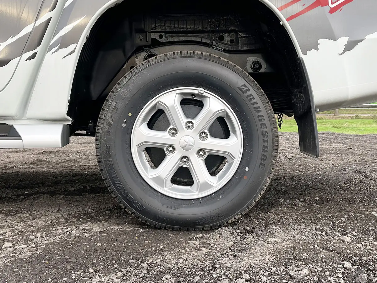 Mitsubishi L200 GLX 4x4 Double Cab Pick-up 12