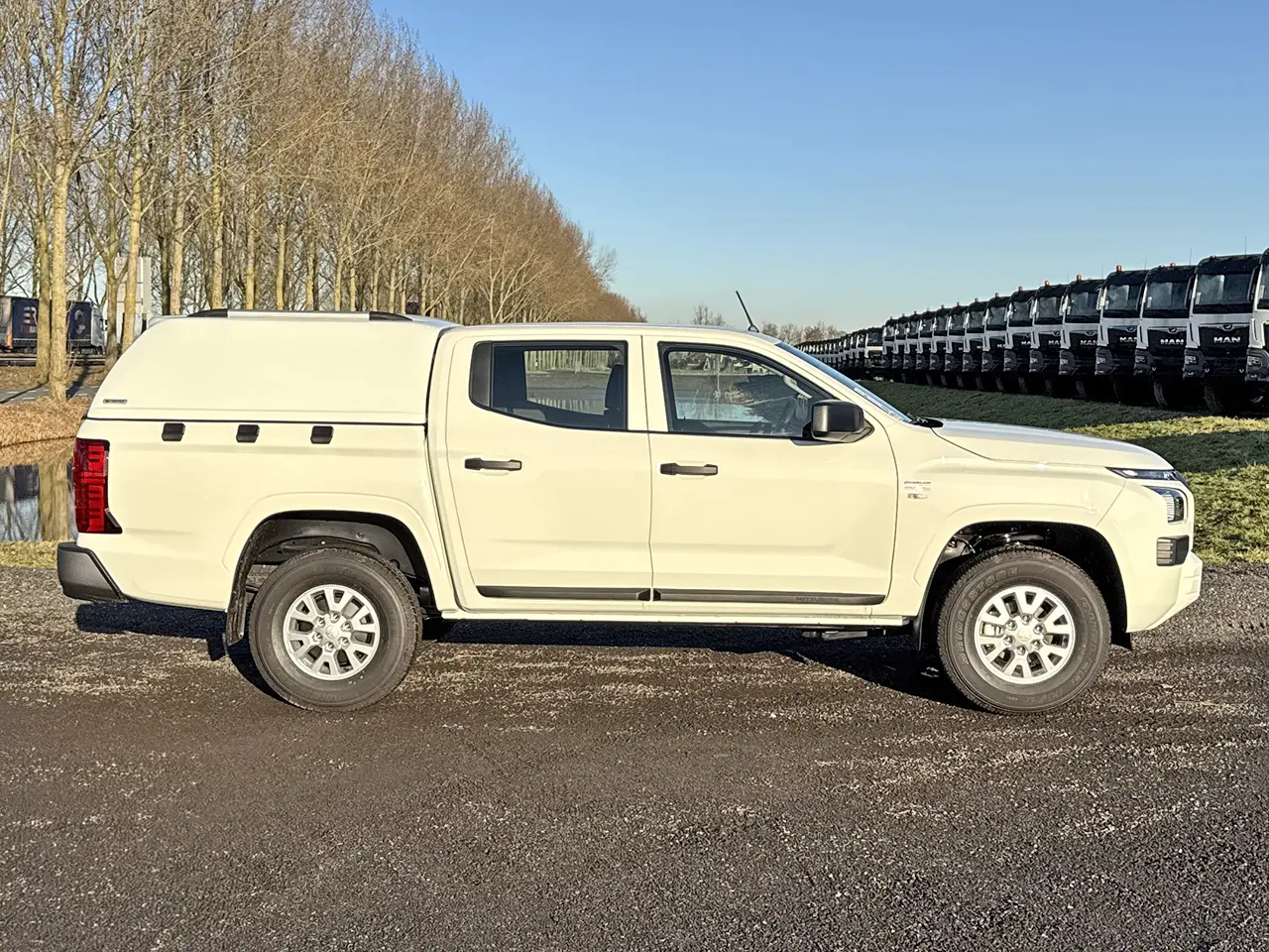 Mitsubishi L200 GLX 4x4 Double Cab Pick-up Van 5