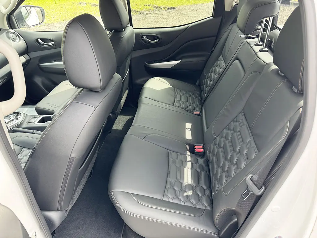 Nissan Navara LE Plus 4x4 Double Cab Pick-up 10