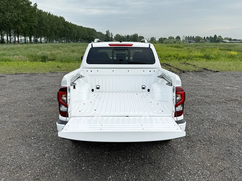 Nissan Navara LE Plus 4x4 Double Cab Pick-up 11