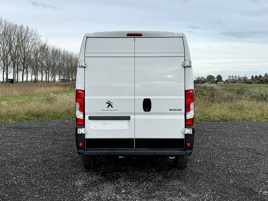Peugeot Boxer L2H2 4x2 Closed Van 10