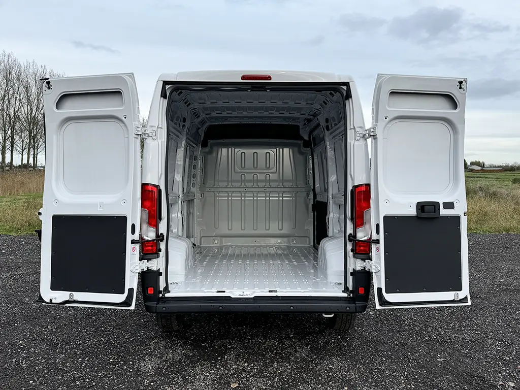 Peugeot Boxer L2H2 4x2 Closed Van 12