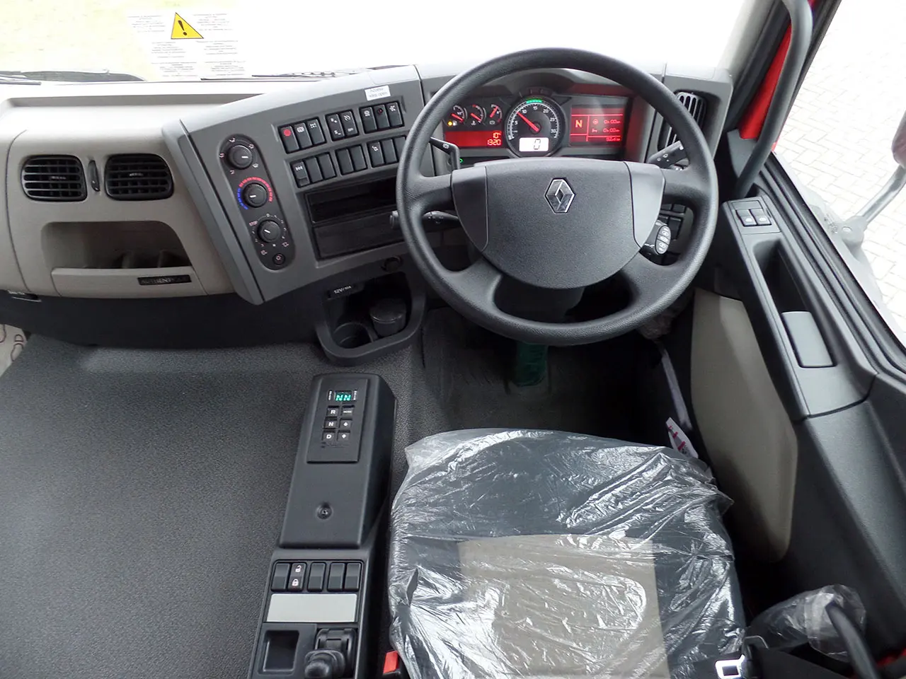 Renault Kerax 320 DXI 4x2 Chassis Cabin 9