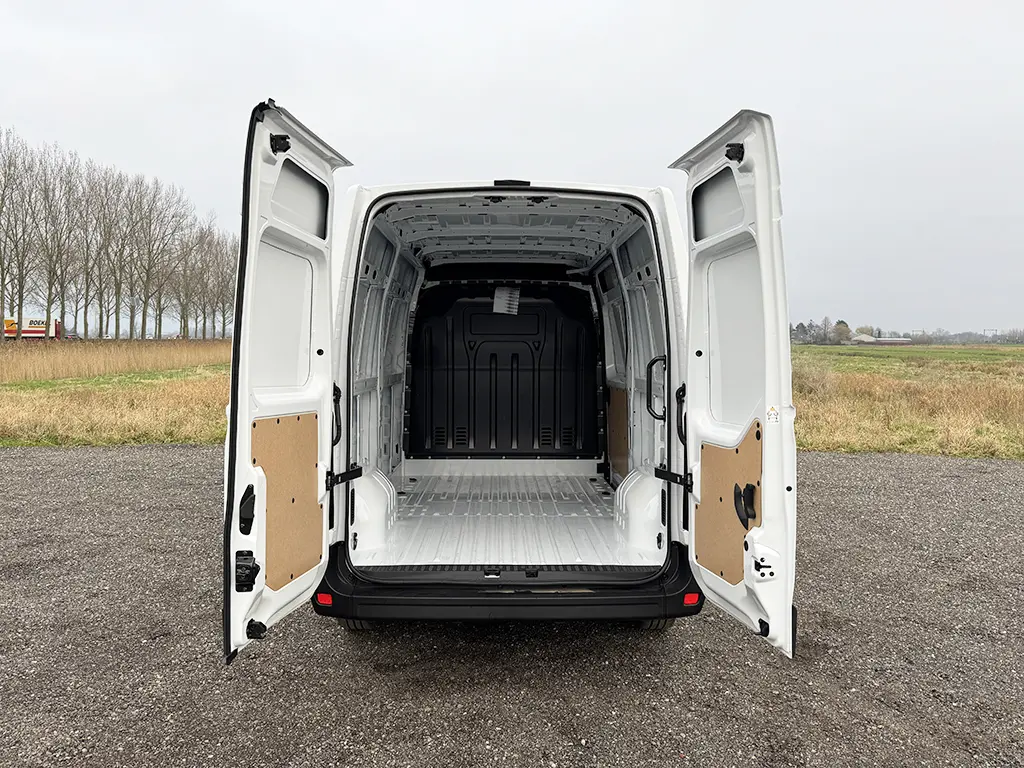 Renault Master L2H2 4x2 Closed Van 12