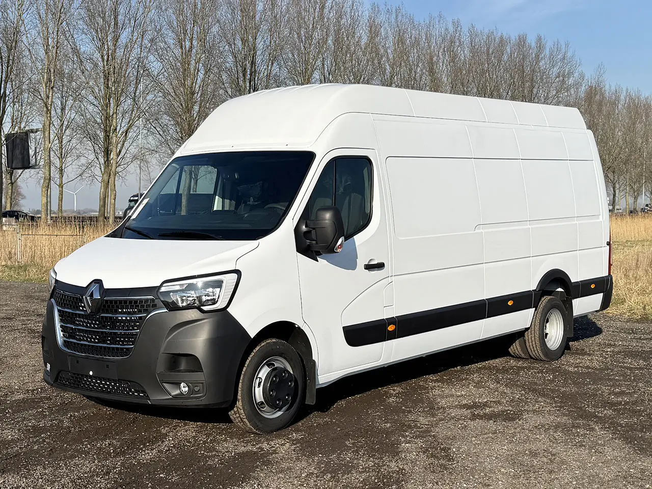 Renault Master L4H3 4x2 Closed Van 1