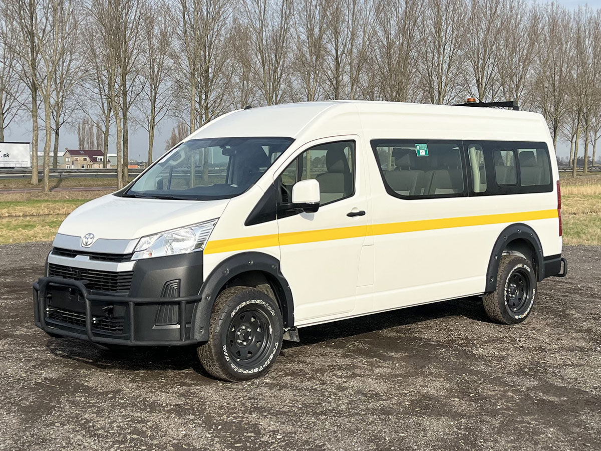 Toyota Hiace GL High Roof 4x4 Mini bus à vendre | pktrucks.com