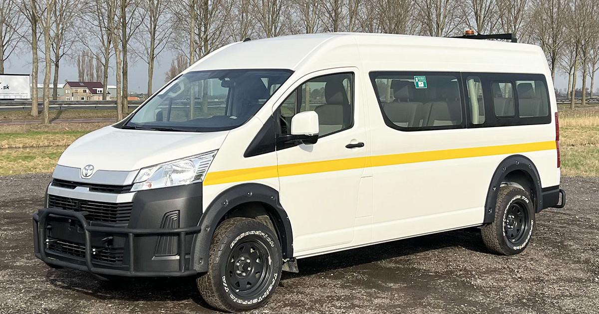 Gl Mini Bus Toyota Hiace GL High Roof 4x4 Mini bus à vendre | pktrucks.com