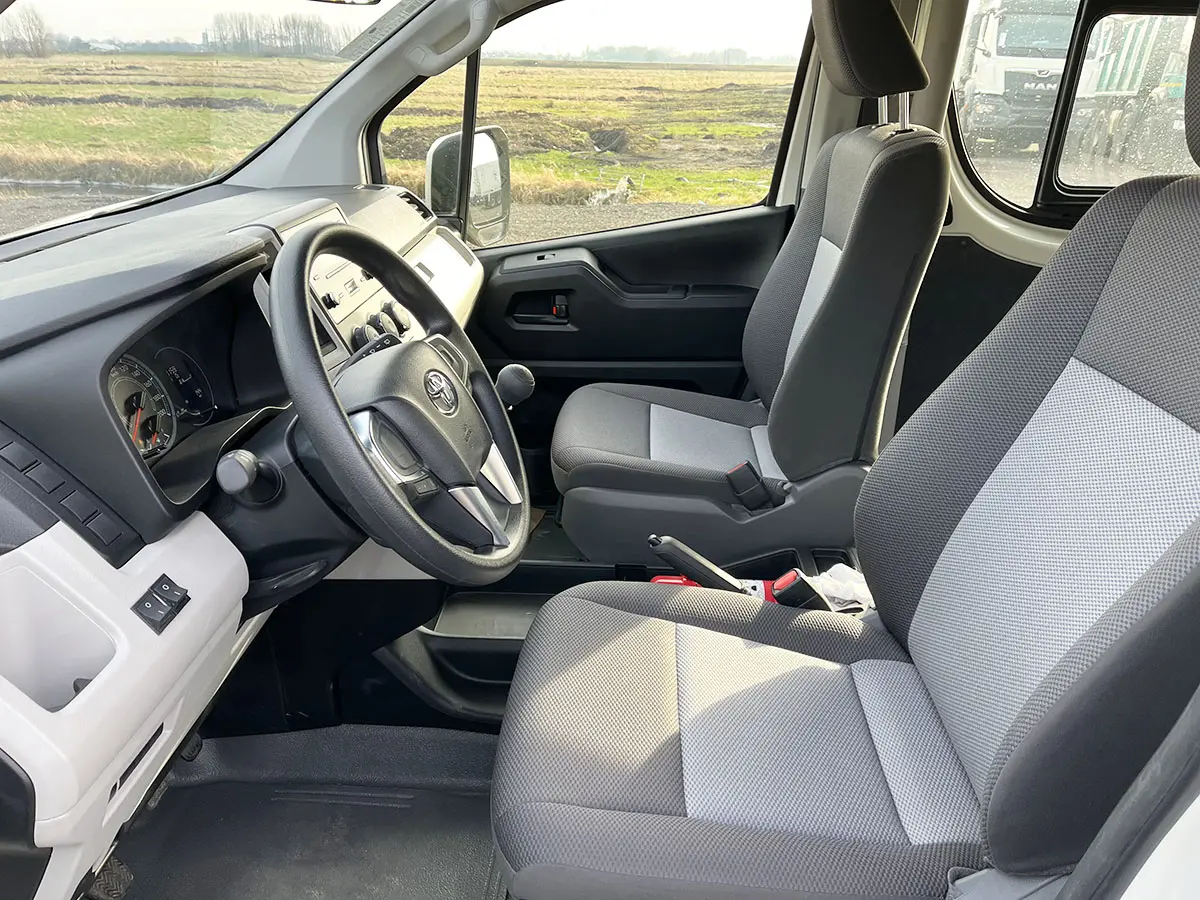 Toyota Hiace GL High Roof Mini bus 4x4 7