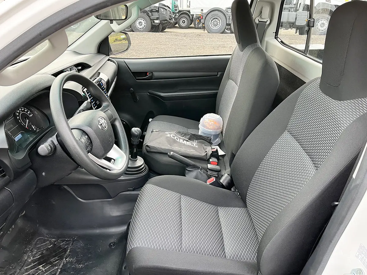 Toyota Hilux 2.4 DLX Pick-up nacelle 4x4 7