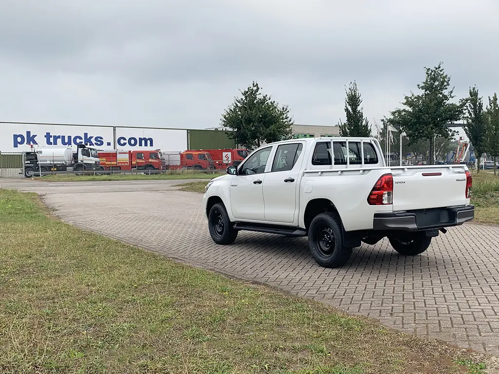 Toyota Hilux 2.4 GL Double Cab Pick-up 4x4 3