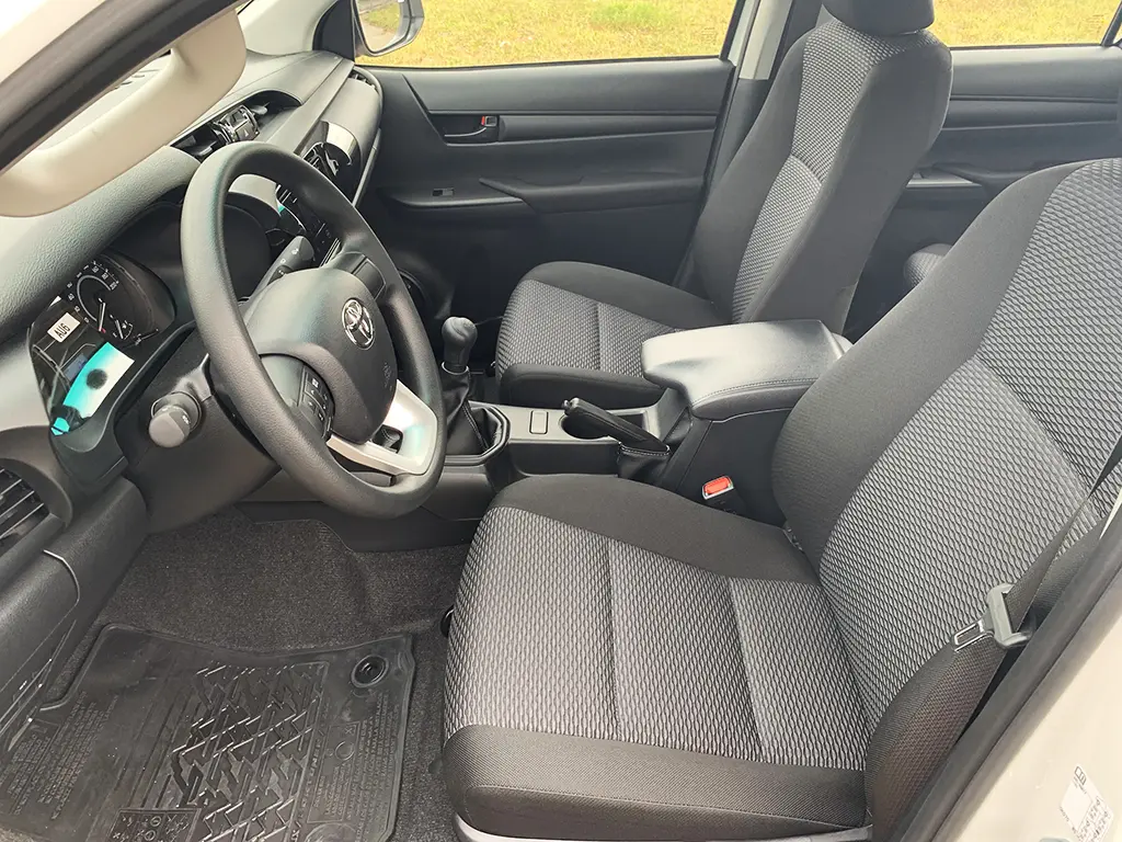 Toyota Hilux 2.4 GL Double Cab Pick-up 4x4 7